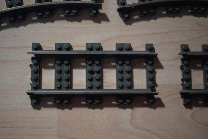 Lego trainrails 9 volt 21 kromme en 2 rechte stukken, Kinderen en Baby's, Speelgoed | Duplo en Lego, Zo goed als nieuw, Lego, Complete set
