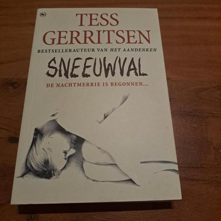 X Tess Gerritsen - Sneeuwval, Boeken, Thrillers, Zo goed als nieuw, Ophalen of Verzenden