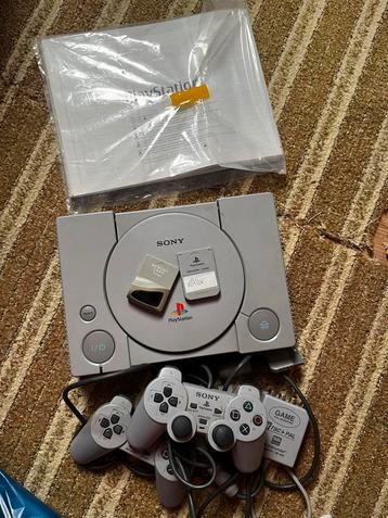 Sony PlayStation 1 met 2 controllers beschikbaar voor biedingen