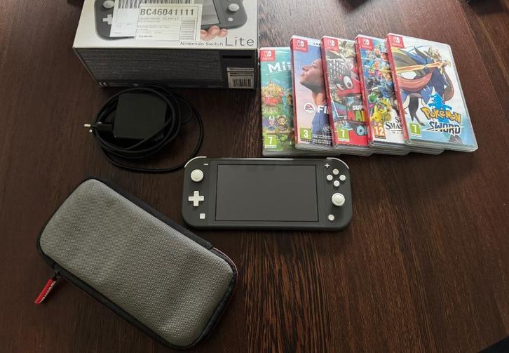Nintendo Switch lite met 5 spellen, Spelcomputers en Games, Spelcomputers | Nintendo Switch Lite, Zo goed als nieuw, Grijs, Met beschermhoes of tas
