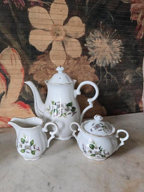 Theepot met roomstel cherry, Antiek en Kunst, Antiek | Servies compleet, Ophalen of Verzenden