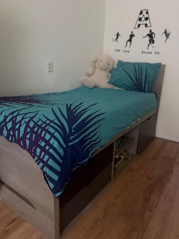 Eenpersoonsbed met Opbergruimte beschikbaar voor biedingen