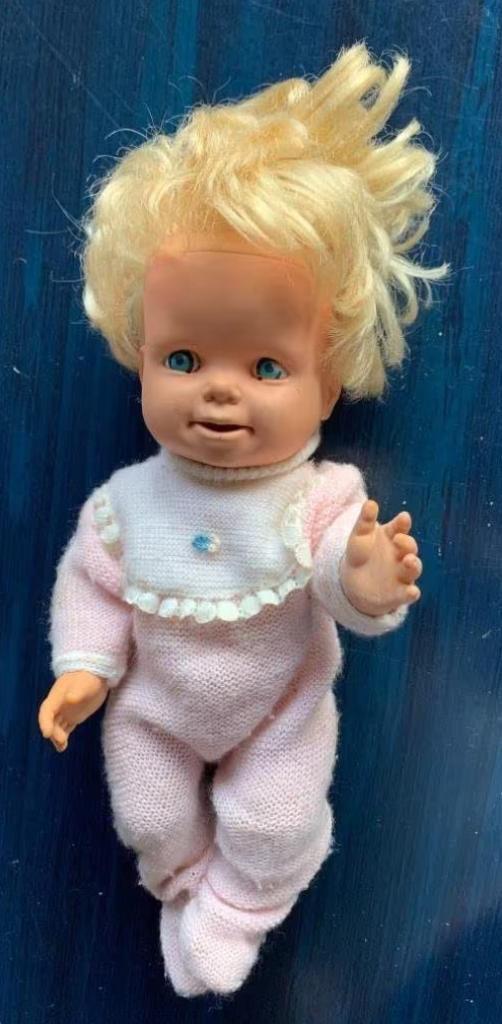 Pop met roze pakje aan; ongeveer 32 cm lang, Verzamelen, Poppen, Gebruikt, Pop, Ophalen of Verzenden