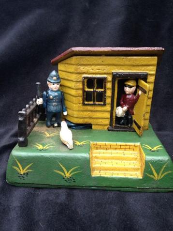 Spaarpot , gietijzer , politie, boef. beschikbaar voor biedingen