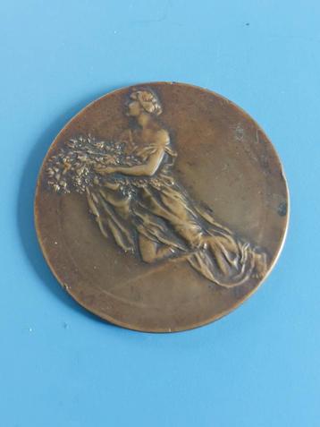 Penning vrouw met bloemen  beschikbaar voor biedingen