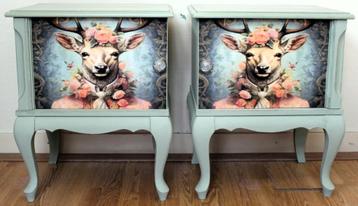2 Groene, brocante nachtkastjes "Hert", Queen Ann, kastjes beschikbaar voor biedingen