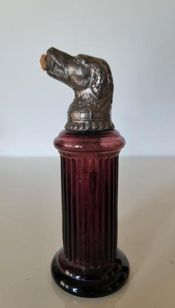 Oud klein olielampje aubergine-kleurig glas met hondenkop beschikbaar voor biedingen