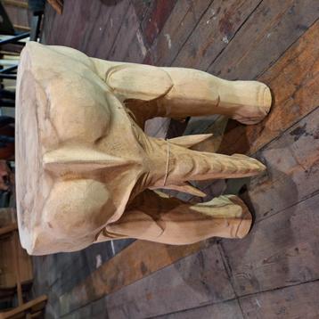 Houten krukjes beschikbaar voor biedingen