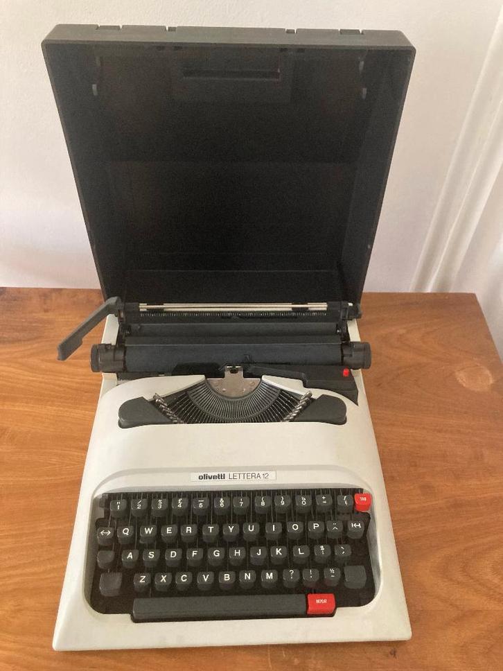 Olivetti Lettera 12 slanke typemachine vintage retro design, Diversen, Typemachines, Zo goed als nieuw, Ophalen of Verzenden