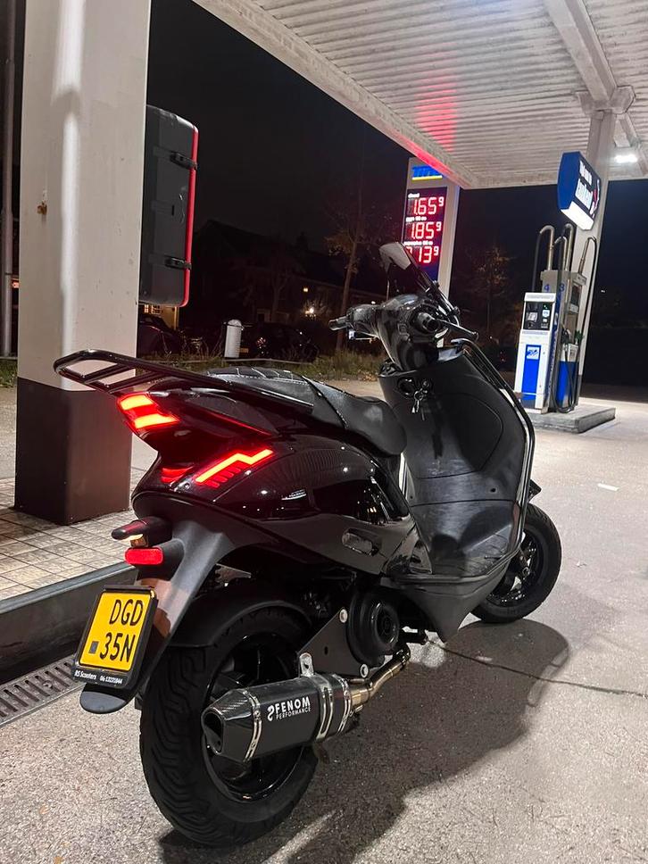 Piaggio zip 4T FULL OPTION, Fietsen en Brommers, Scooters | Piaggio, Zo goed als nieuw, Zip, Benzine, Ophalen