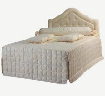 LUXE ENGELSE BOXSPRING MET SPREI EN SIERKUSSENS 160 BIJ 200 beschikbaar voor biedingen