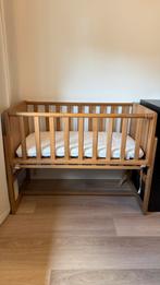 Petite Amelie 2-in-1 co-sleeper/aanschuifbed kleur walnoot, Kinderen en Baby's, Babywiegjes en Ledikanten, Ophalen, Zo goed als nieuw