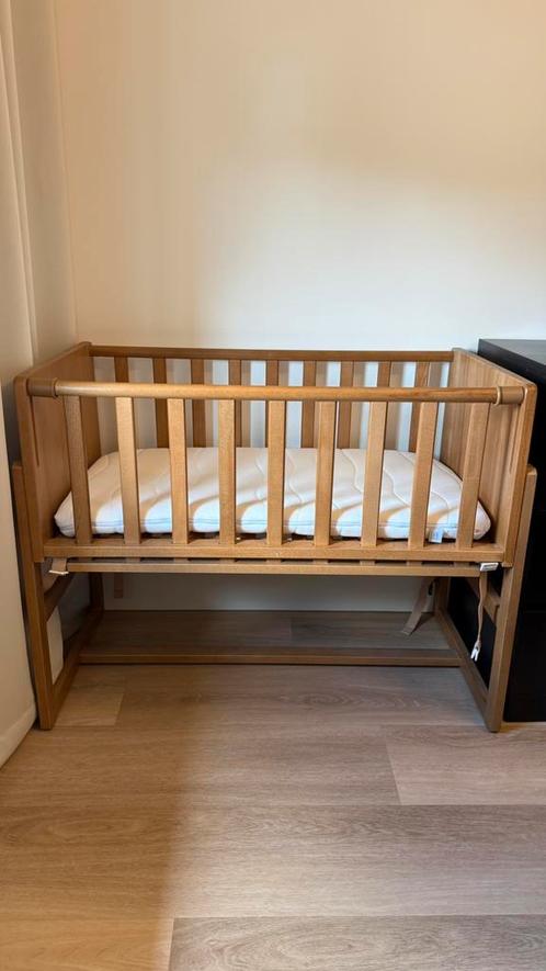 Petite Amelie 2-in-1 co-sleeper/aanschuifbed kleur walnoot, Kinderen en Baby's, Babywiegjes en Ledikanten, Zo goed als nieuw, Wieg