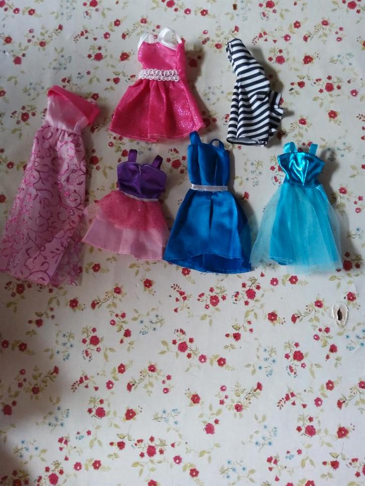 Barbie Kleertjes - Set van 6 Jurkjes, Kinderen en Baby's, Speelgoed | Poppen, Zo goed als nieuw, Barbie, Ophalen of Verzenden