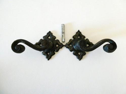 Gietijzeren deurklinkset met krul, Antiek en Kunst, Antiek | Overige Antiek, Ophalen of Verzenden