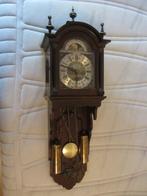 Klassieke wandklok met koperen slinger en gewichten, Antiek en Kunst, Antiek | Klokken, Ophalen of Verzenden