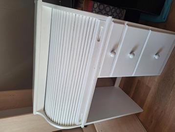 wit bureau met rolluik  beschikbaar voor biedingen