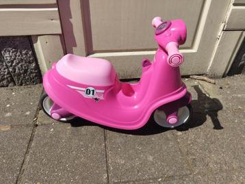 Roze loopscooter beschikbaar voor biedingen