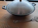 Grote gietijzeren wok 37 cm gas met deksel tang en rekje, Ophalen of Verzenden, Gebruikt, Gietijzer, Wok