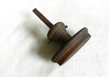 Oude houten deurkruk beschikbaar voor biedingen