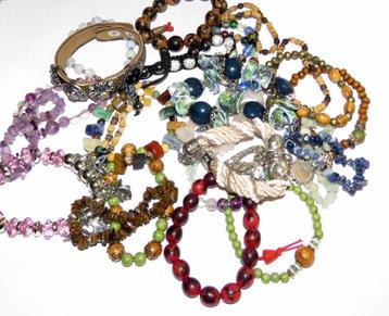 23 diverse armbanden - in één koop. beschikbaar voor biedingen