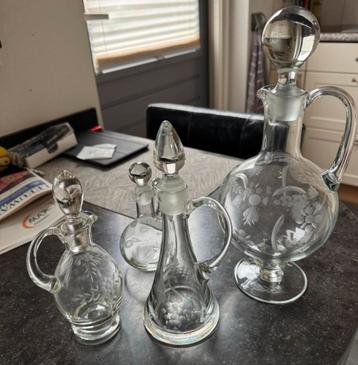 4 glazen karaffen beschikbaar voor biedingen