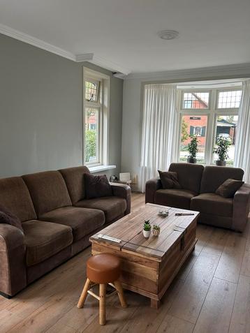GRATIS bankstel drie en twee zitter mooie staat beschikbaar voor biedingen