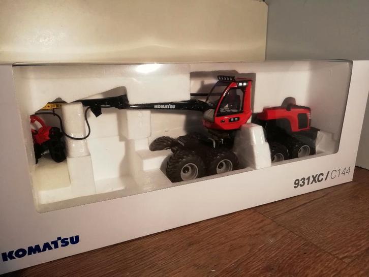 Te koop First Gear Komatsu 931XC/C144 Harvester., Hobby en Vrije tijd, Modelauto's | 1:32, Nieuw, Tractor of Landbouw, Overige merken
