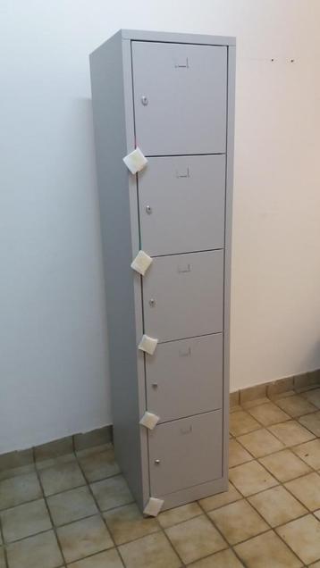 afsluitbare werkplaats vakkenkast nieuw met deukje aan de zi beschikbaar voor biedingen