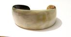 Moderne armband van beige met zwart gepolished hoorn, Ophalen, Zo goed als nieuw