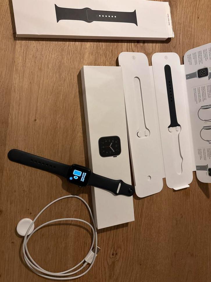 Apple Watch SE 40mm Space Grey - 80% Batterij, Sieraden, Tassen en Uiterlijk, Smartwatches, Gebruikt, iOS, Zwart, Hartslag, Waterdicht