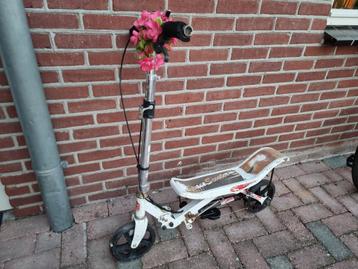 Space Scooter met bloemen beschikbaar voor biedingen