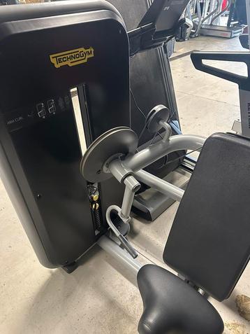 Technogym Selection line Arm curl beschikbaar voor biedingen