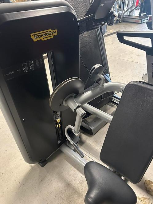 Technogym Selection line Arm curl, Sport en Fitness, Fitnessapparatuur, Gebruikt, Krachtstation, Armen, Metaal, Ophalen