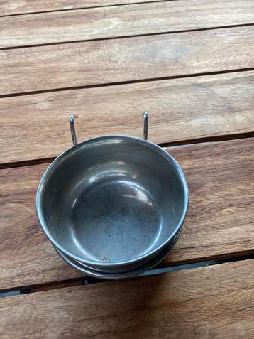 Vogelvoerbakje beschikbaar voor biedingen