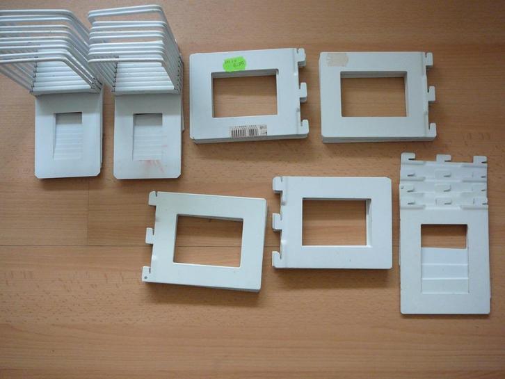 Max. 64 x witte boekensteunen (tussen de 9 a 10 kg. 4 foto's, Huis en Inrichting, Overige Huis en Inrichting, Zo goed als nieuw