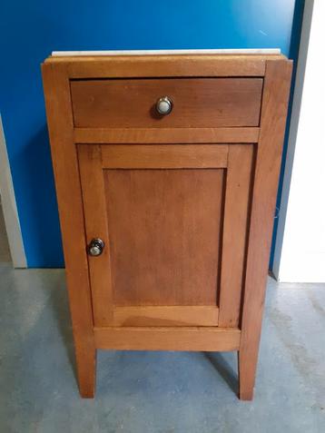 Antiek kastje met marmeren blad beschikbaar voor biedingen