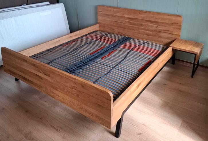 Vrijwel nieuw bedframe met lattenbodems en nachtkastje, Huis en Inrichting, Slaapkamer | Bedden, Nieuw, Tweepersoons, 160 cm, Hout