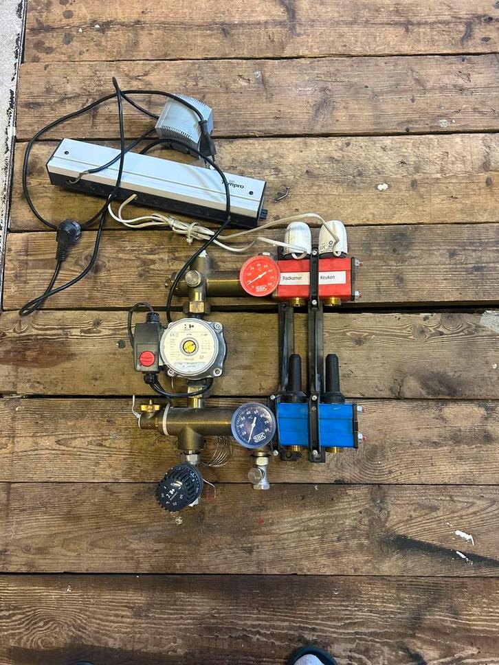 SBK 2 groepen vloerverwarming verdeler inclusief regeling, Doe-het-zelf en Verbouw, Verwarming en Radiatoren, Zo goed als nieuw