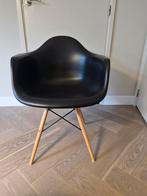 Mooie zwarte kuipstoel, Huis en Inrichting, Stoelen, Ophalen, Kunststof, Zwart, Zo goed als nieuw