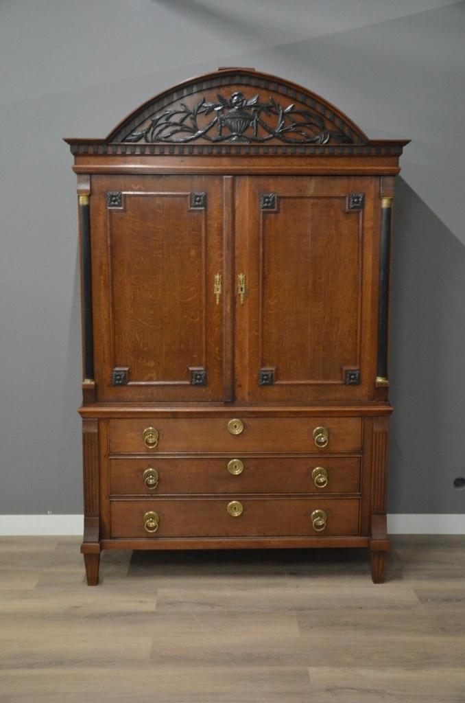 Antiek Drents kabinet met snijwerk in de kap, Antiek en Kunst, Antiek | Woonaccessoires, Ophalen of Verzenden