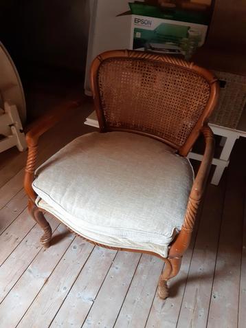 Vintage rotan stoel met kussen beschikbaar voor biedingen