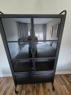 Industriele vitrinekast zwart metaal, Huis en Inrichting, Kasten | Vitrinekasten, Ophalen, Gebruikt, 100 tot 150 cm, Met deur(en)