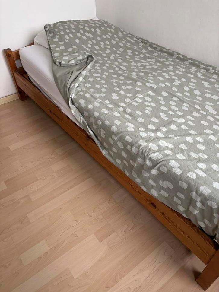 Stevig grenen 1-persoonsbed – ideaal als logeerbed, Huis en Inrichting, Slaapkamer | Bedden, Zo goed als nieuw, Eenpersoons, 90 cm
