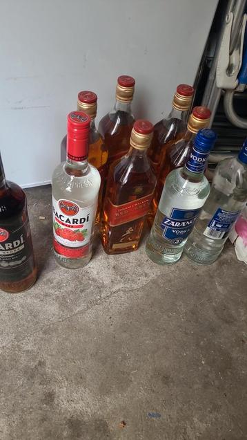 Bacardi raz en whisky en wodka verschilende dranken over beschikbaar voor biedingen