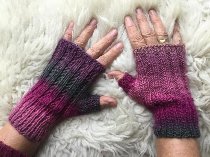 Vingerloze handschoenen voor dames. Handgebreid en nieuw., Kleding | Dames, Mutsen, Sjaals en Handschoenen, Nieuw, Handschoenen