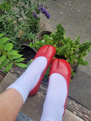 Red Tabi ballerina's  beschikbaar voor biedingen