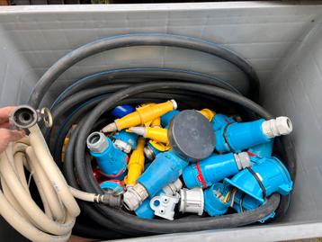 Stekkers hoog voltage en slangen beschikbaar voor biedingen