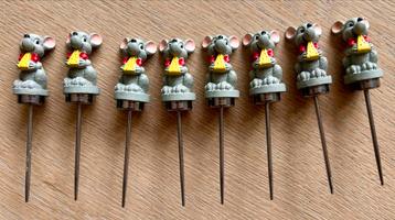 Set van acht vintage kaasprikkers met muis beschikbaar voor biedingen