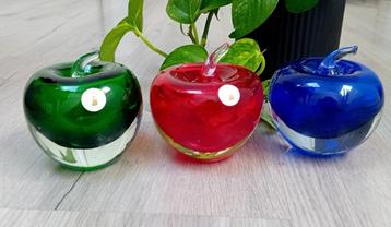 set van 3 glazen appels beschikbaar voor biedingen